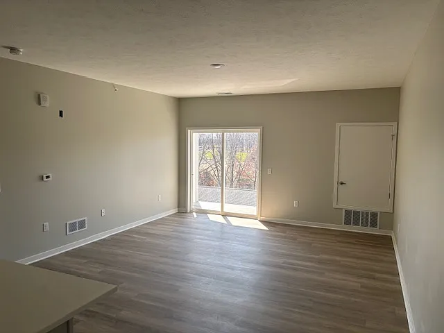 Lakeview Apartments — Photo 8