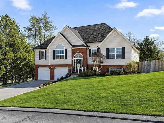 2nd image of 153 Hidden Oaks Dr