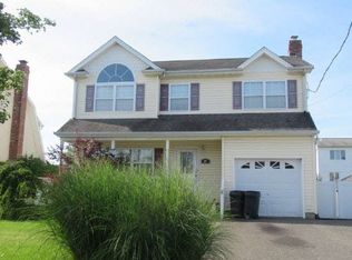 69 E Kissimee Rd, Lindenhurst, NY 11757