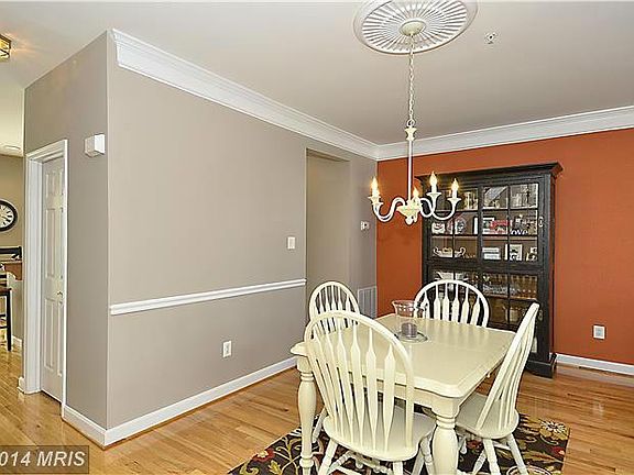 5th image of 423 Leaning Oak St