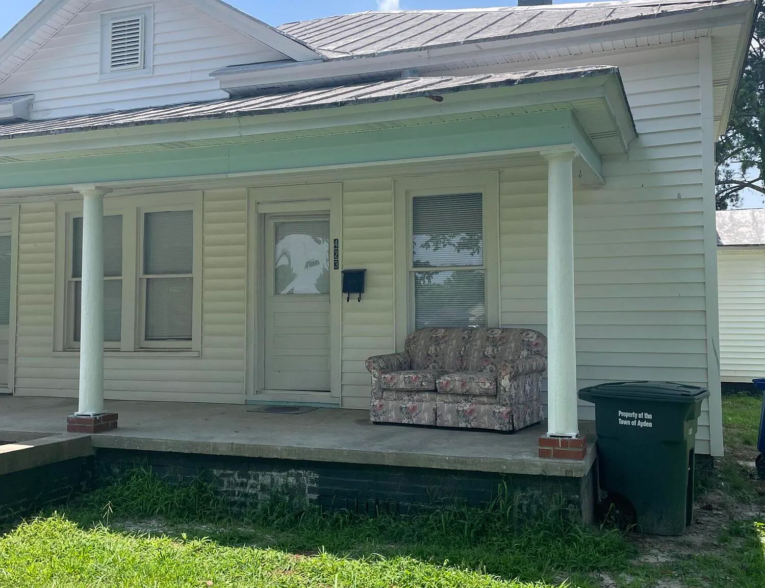 2 bed, 1.0 bath, $900 — Photo 2