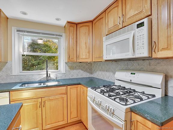 5th image of 22 Lakewood Cir
