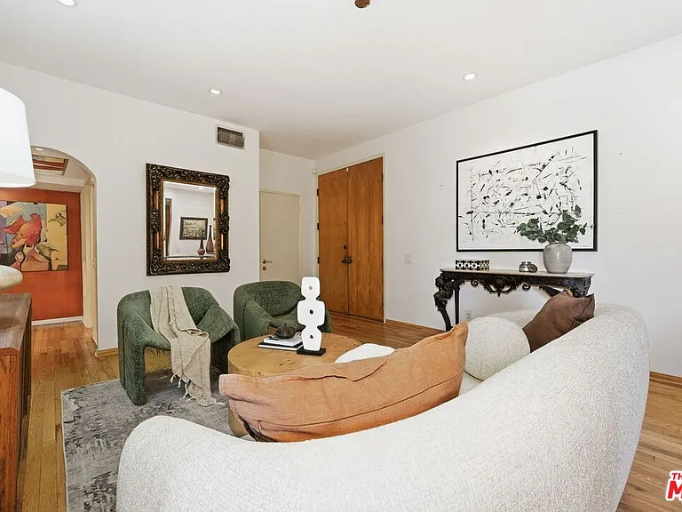 612 S Barrington Ave #213 — Photo 5