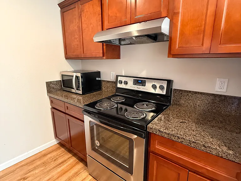 1352 Drake Dr #D — Photo 4