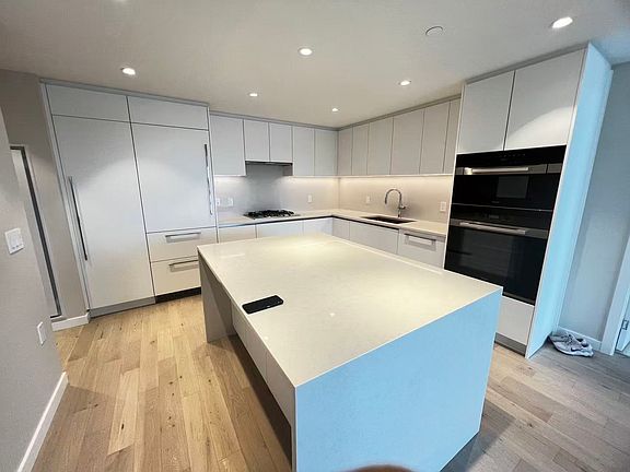 5th image of 498 W 41st Ave