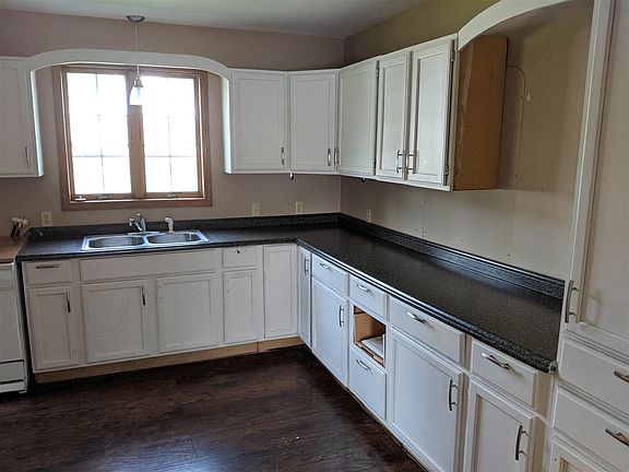 3rd image of 302 Blossom St