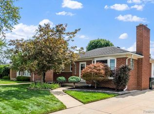 21124 Walton St, Saint Clair Shores, MI 48081