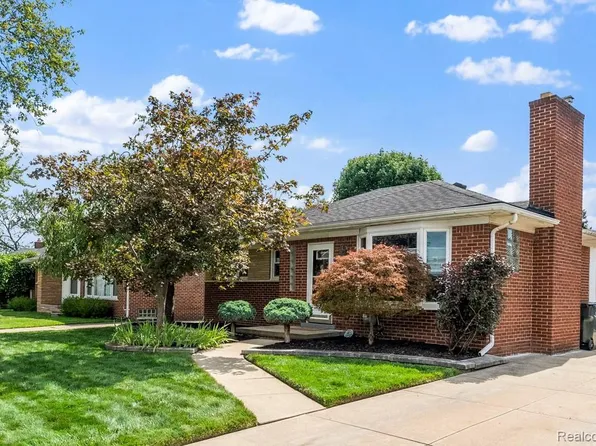 21124 Walton St, Saint Clair Shores, MI 48081