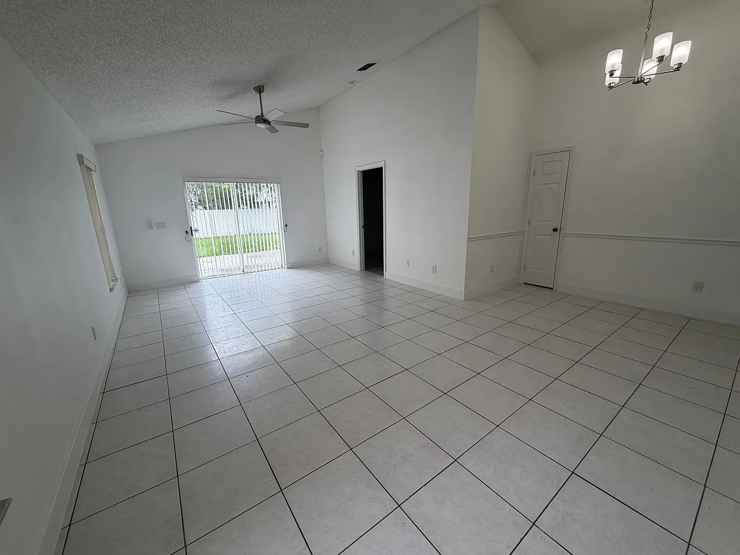 3 Bedroom, 2 Bathroom East Orlando Home with Garage & Large Fenced Backyard! — Photo 2