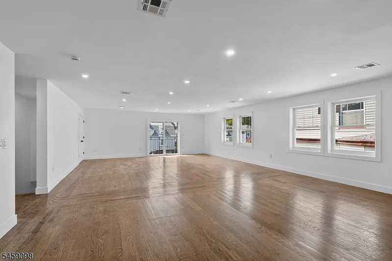 5 bed, 3.0 bath, $5,500 — Photo 4