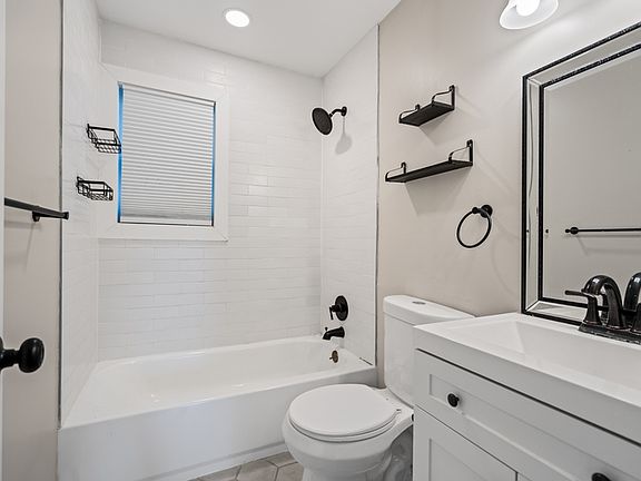 3rd image of 417 Boulevard St
