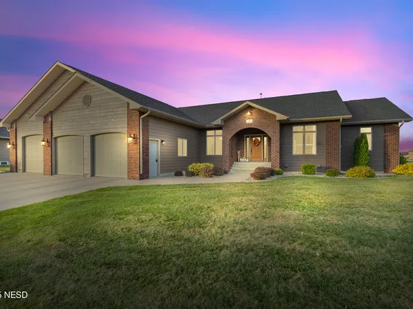 2304 Grant Dr NW, Watertown, SD 57201