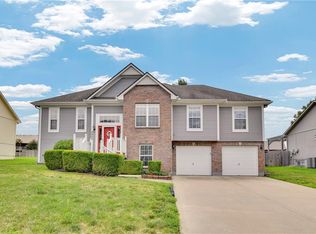 2405 NE Carousel Ct, Lees Summit, MO 64086