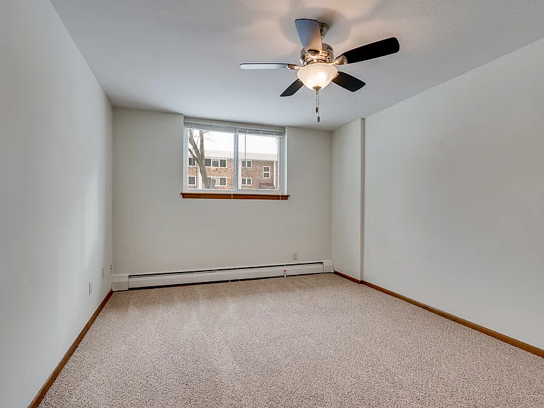Queen Terrace Apartments — Photo 13