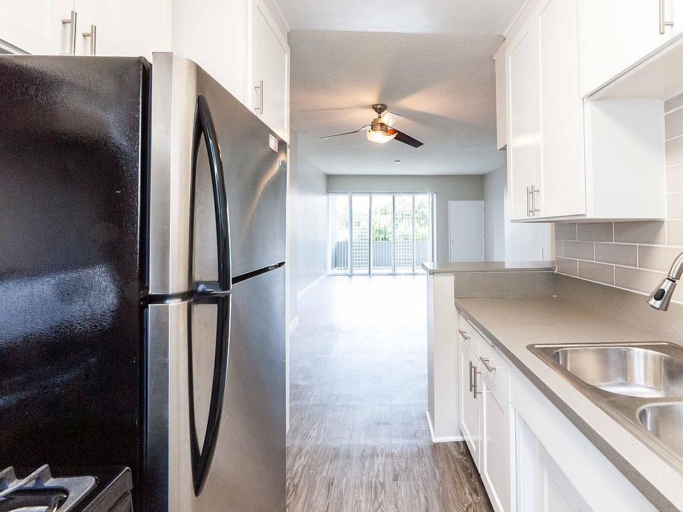 1st image of 1037 Lincoln Blvd APT B