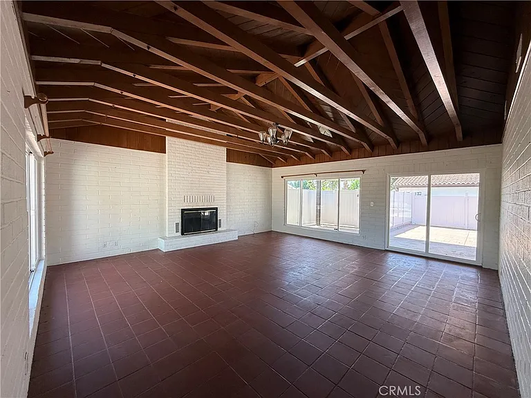 5055 Lincoln — Photo 2