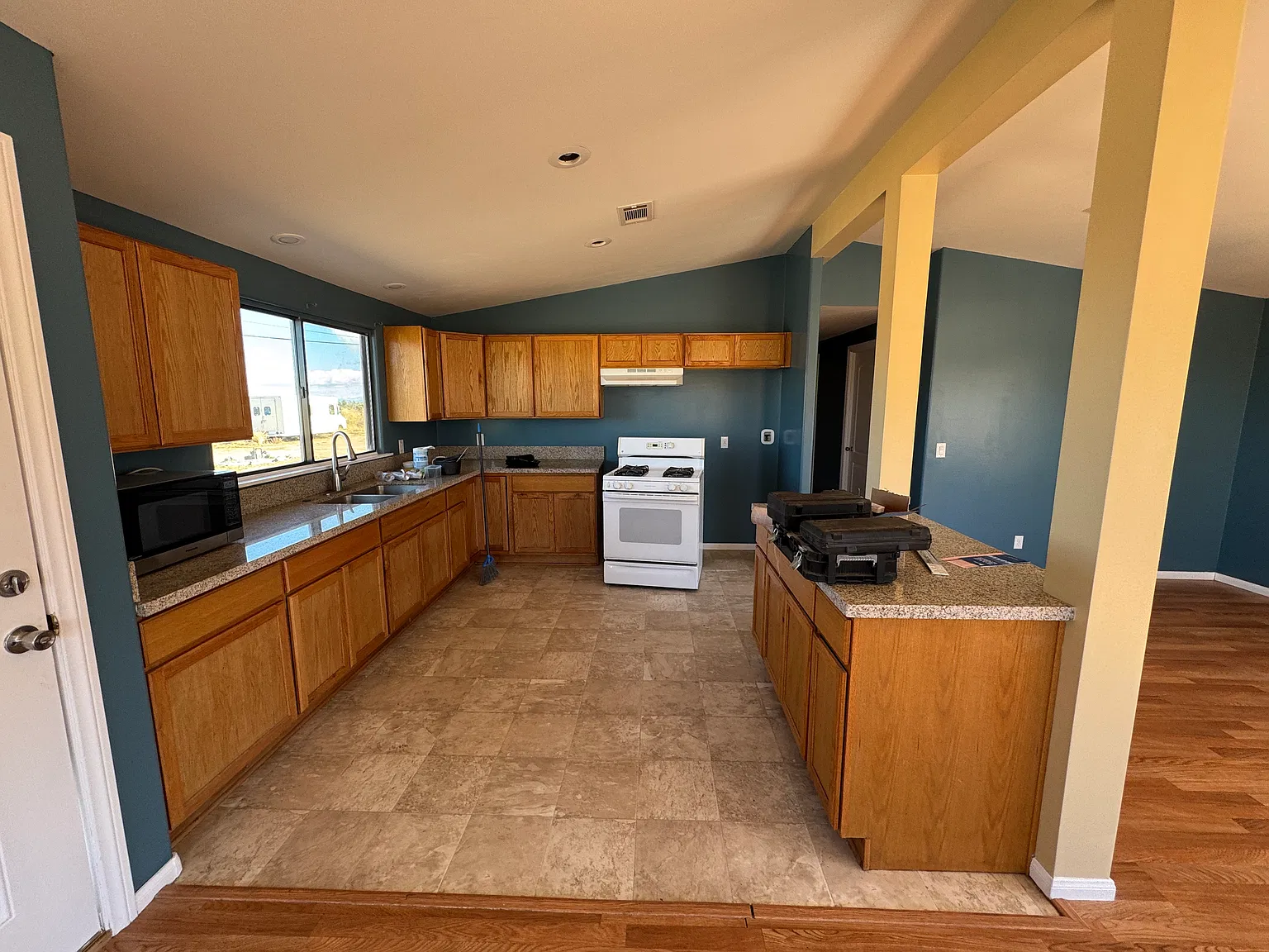 2 bed, 2.5 bath, 1400 sqft, $2,900 — Photo 2