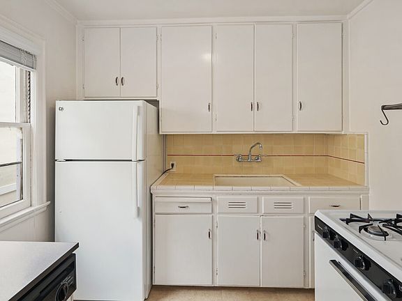 4th image of 1421 Oak Grove Ave #306