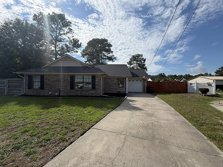 708 Woods Ct — Photo 1