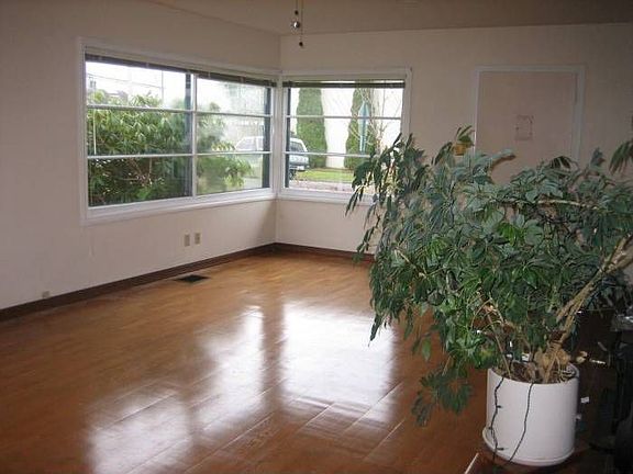 Entry to LR w/hdwd floors