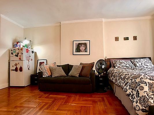 2nd image of 17 W 76th St APT 4C