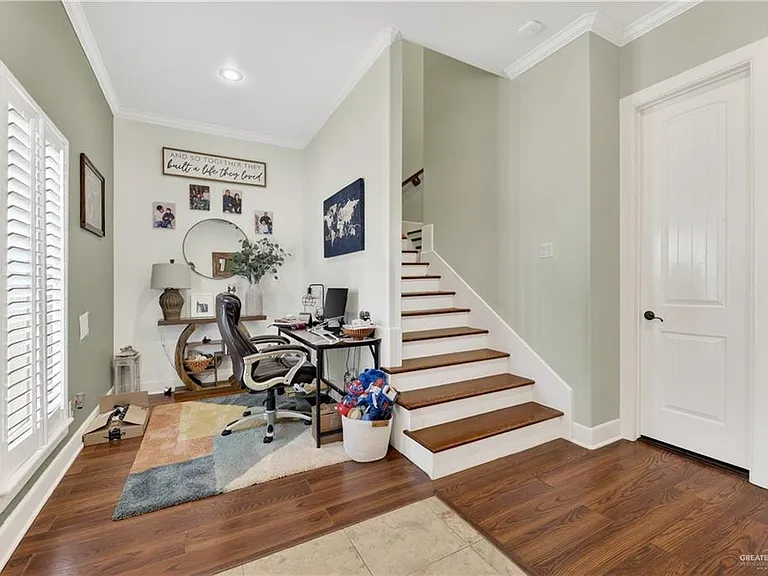 209 Robin Ave — Photo 3