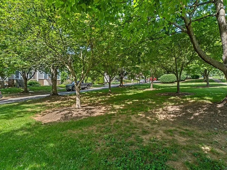 129 N Towne Ct — Photo 14