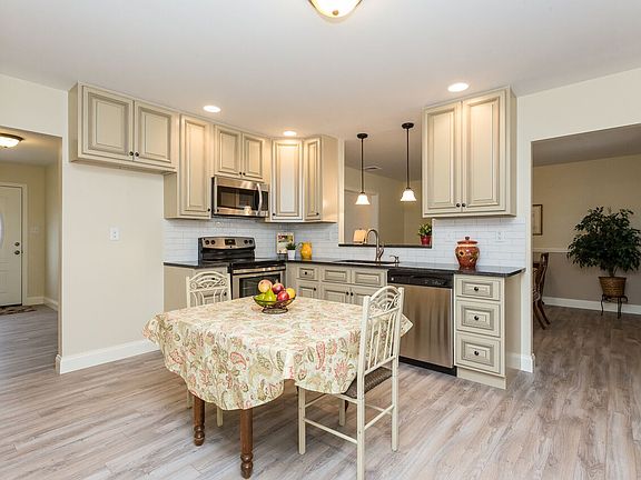 large eat-in kitchen