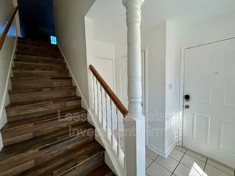 2 bed, 1.5 bath, 1300 sqft, $1,300 — Photo 3