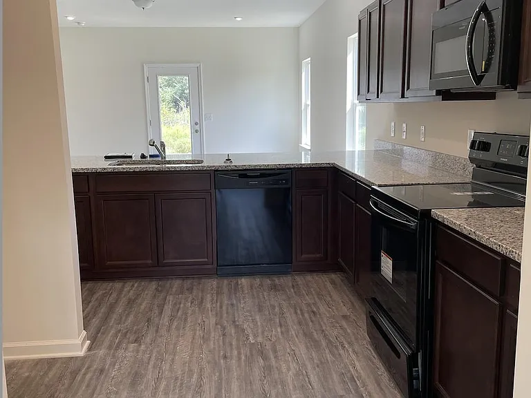 1502 Valley Brook Dr SW — Photo 3