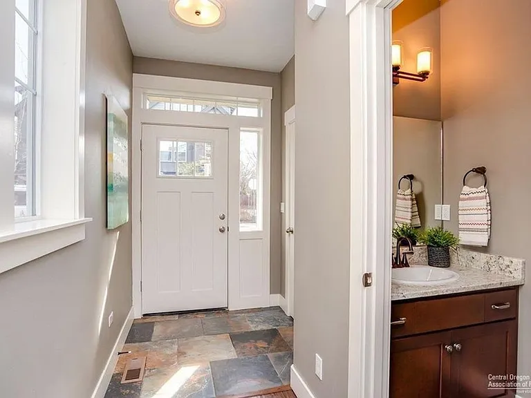 1076 SE Leonel Ln — Photo 2
