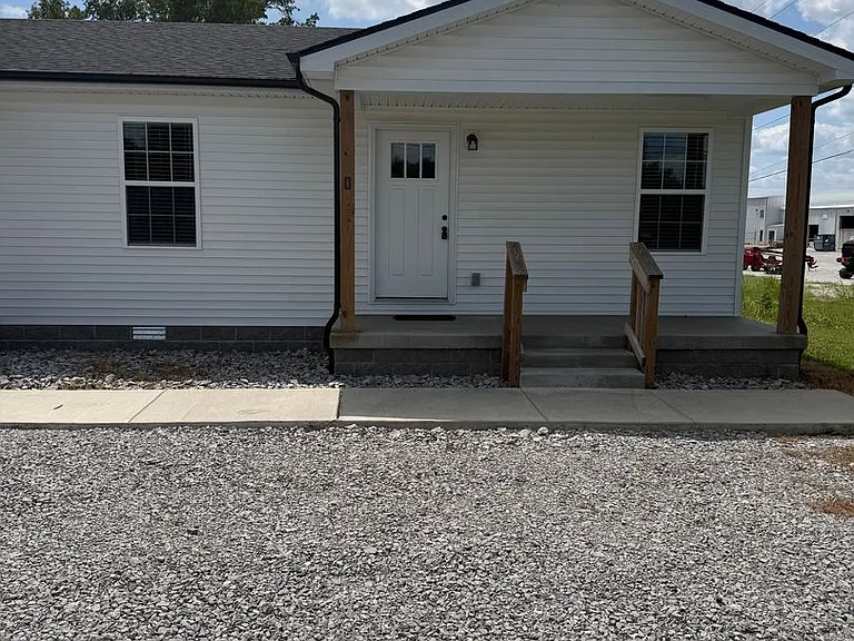 102 Deacon Ln — Photo 1