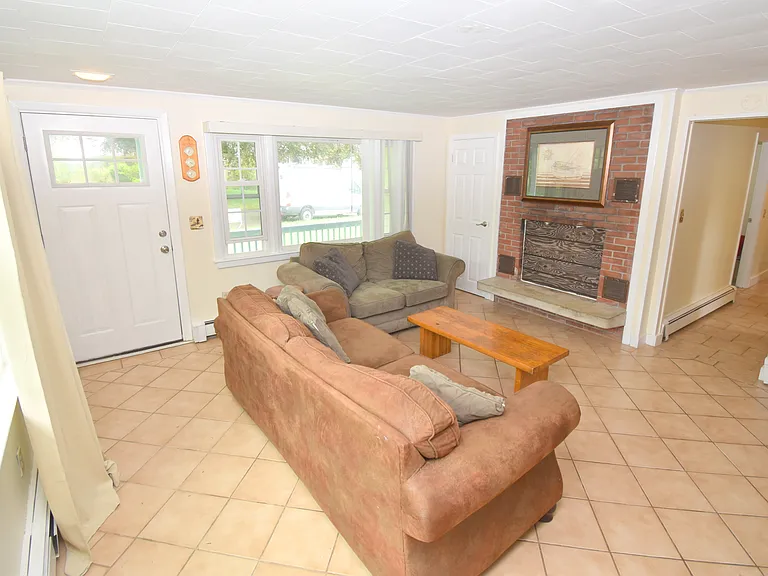 64 Hemlock Ave — Photo 5