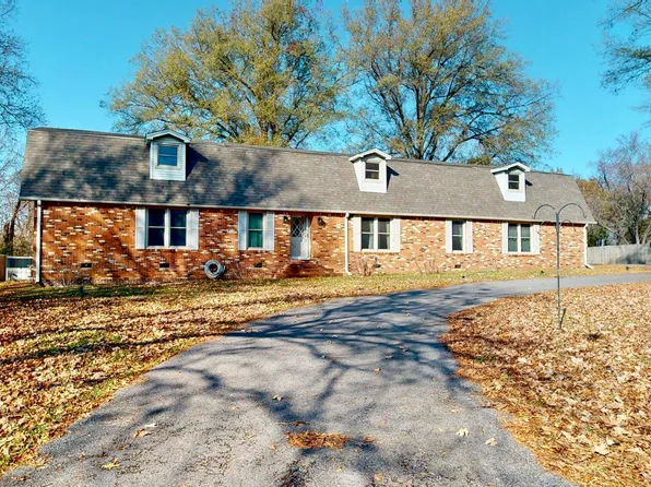 221 S Grayson St, Newbern, TN 38059