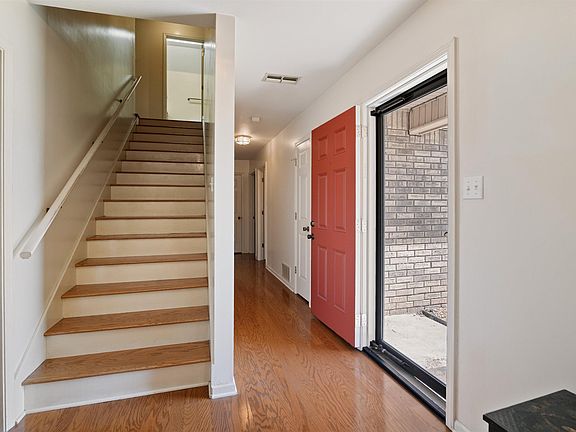 3rd image of 1404 Easy St