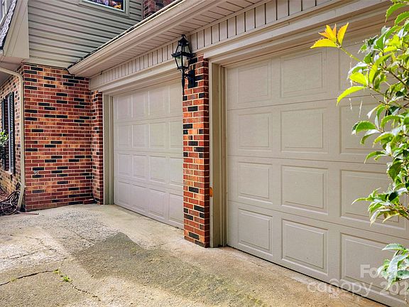 5th image of 221 Camelot Dr