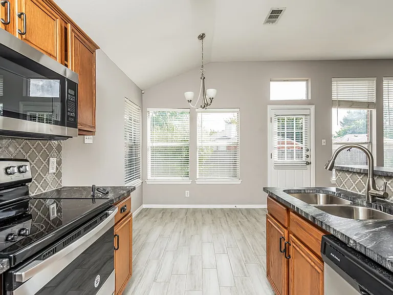 2504 Castle Ridge Dr — Photo 8