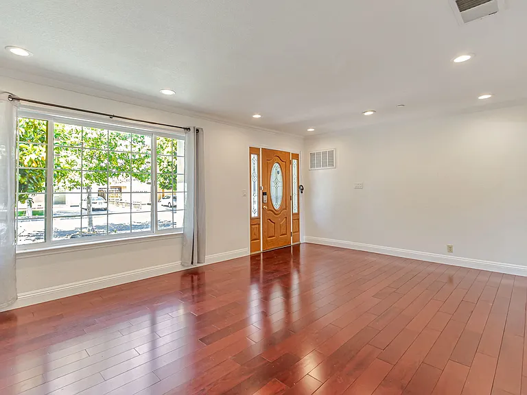 1070 Morningside Dr — Photo 4