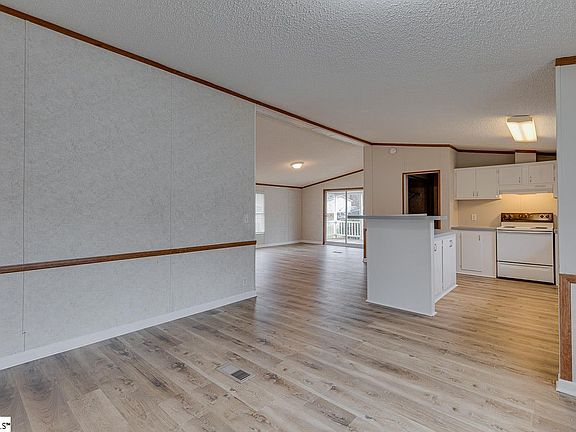5th image of 504 Golden Pine Ct