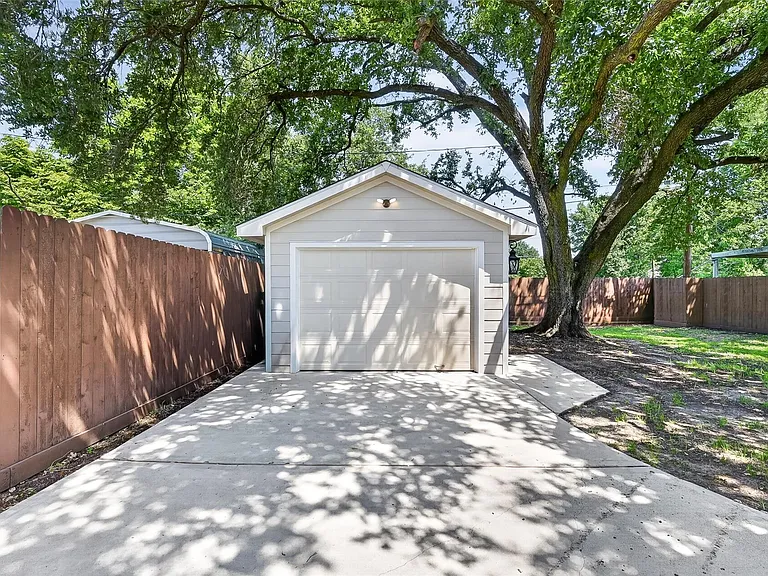 7623 McHenry St — Photo 27