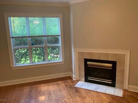 4th image of 100 Breezewood Dr APT B