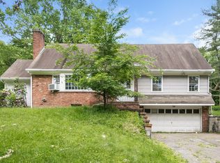 579 Colonial Rd, Franklin Lakes, NJ 07417