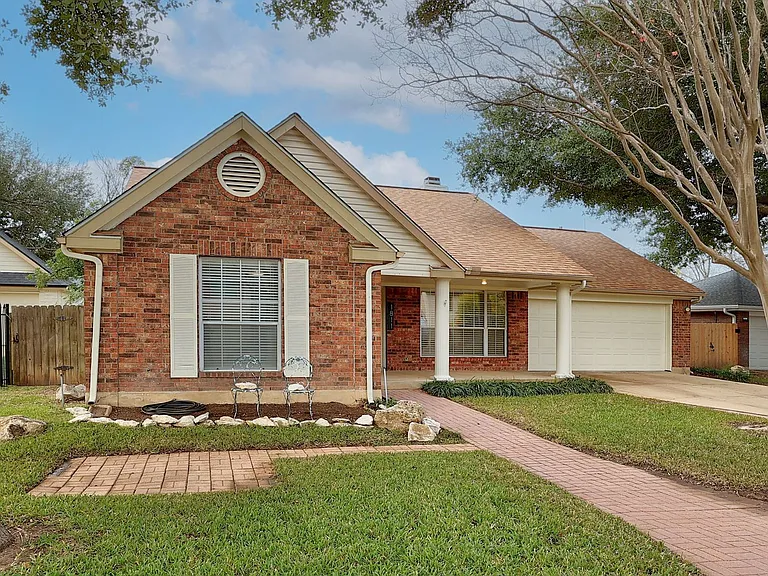1811 Iris Ln — Photo 3