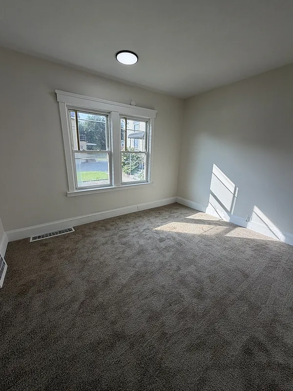 3 bed, 1.0 bath, 1291 sqft, $1,400 — Photo 3