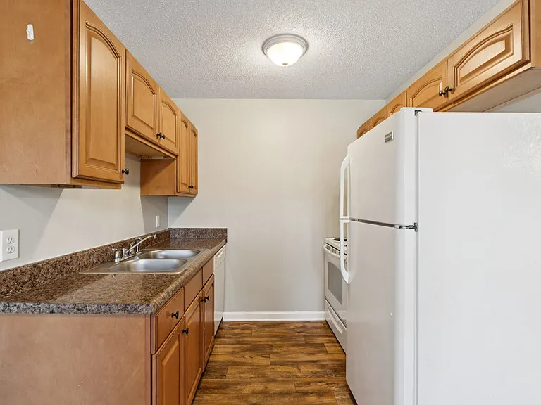 Willow Tree Apartments — Photo 24