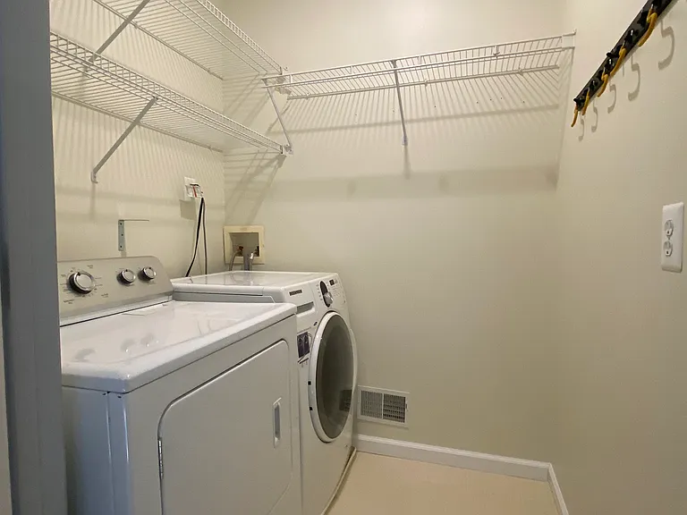 1045 Stonewood Dr — Photo 5