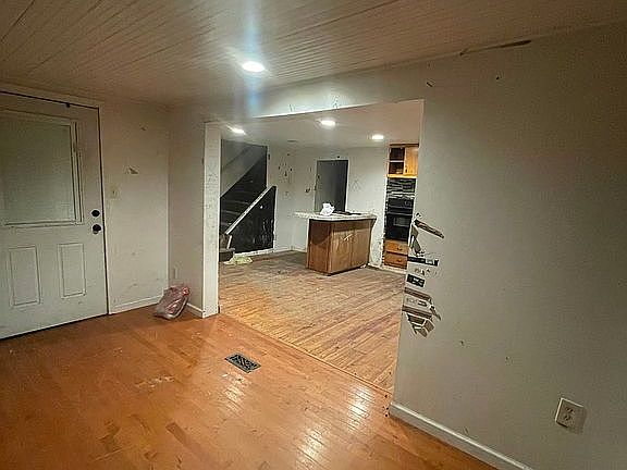 4th image of 170 River Rd