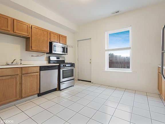 4th image of 832 W Belle Plaine Ave Unit 3E