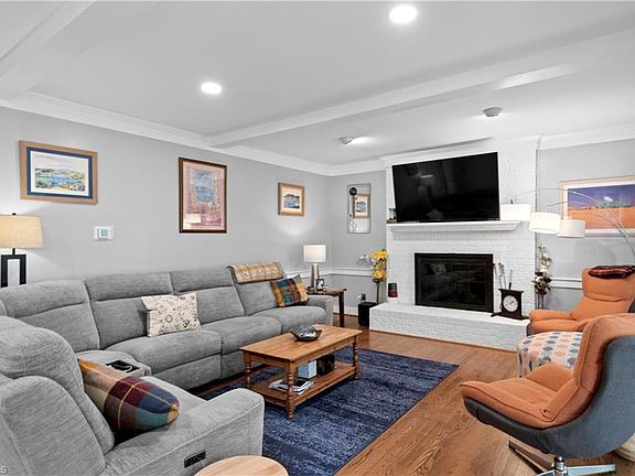 4th image of 5664 Regents Park Rd
