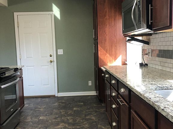 5th image of 917 Brookhaven Dr